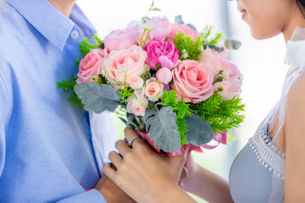 concepto de san valentín, primer plano de la pareja asiática young happy sweet sosteniendo ramo de rosas rojas y rosas después del almuerzo en un fondo de restaurante - scented asia asian culture bunch fotografías e imágenes de stock