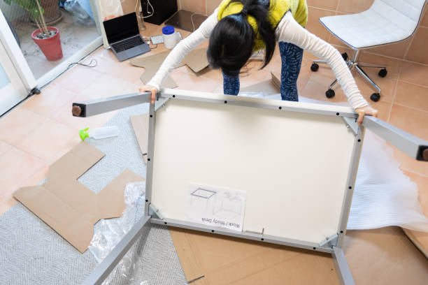 donna giapponese che fa l'home office - office home improvement business moving house foto e immagini stock
