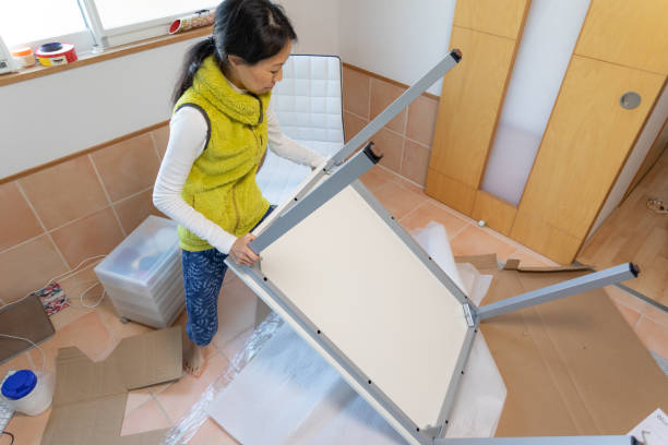 japanische frau macht home-office - office home improvement business moving house stock-fotos und bilder