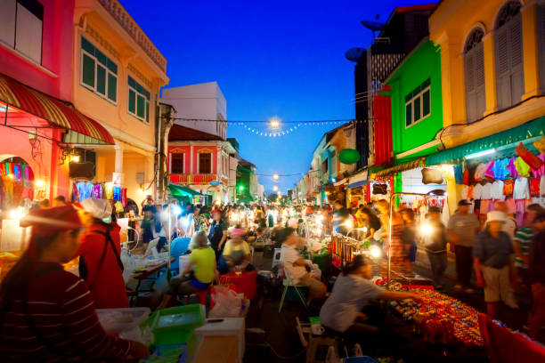 phuket, phuket walking street marché de nuit à phuket - phuket province thailand tourist asia photos et images de collection