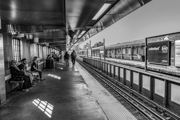 ludzie czekają na podziemia w bostonie, usa. metro massachusetts bay transportation authority (mbta) obsługuje usługi transportu ciężkiego, kolei lekkiej i autobusowej w obszarze metropolitalnym bostonu - 7911 zdjęcia i obrazy z banku zdjęć