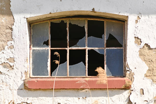 istock Window with broken glass of old abandoned building 1314311896