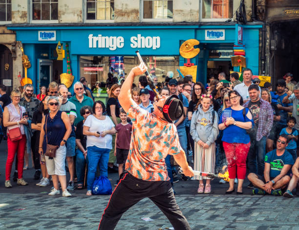 feuer essen straße performer während edinburgh festival - fire eater fire performance circus performer stock-fotos und bilder