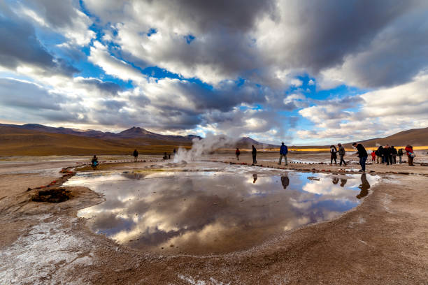 el tatio geysers au lever du soleil, désert d’atacama, chili. - geyser nature south america scenics photos et images de collection