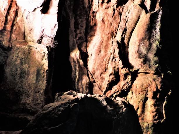 japonia. kwiecień. wewnątrz jaskiń wapiennych. - rock quarry zdjęcia i obrazy z banku zdjęć