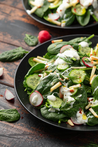 ensalada de manzana rábano de pepino fresco con espinacas, eneldo y aderezo de yogur. alimentos saludables - fruit sale for vegitable fotografías e imágenes de stock