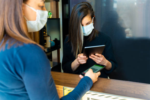 escaneando código qr con tableta digital - healthcare and medicine receptionist paying credit card fotografías e imágenes de stock