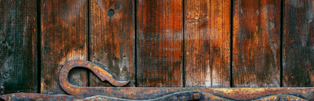 éléments métalliques forgés sur des portes en bois. - old fashioned scenics engraving river photos et images de collection