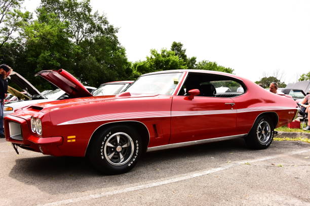 1972 red pontiac gto com listras brancas - vehicle door vintage car collectors car sedan - fotografias e filmes do acervo