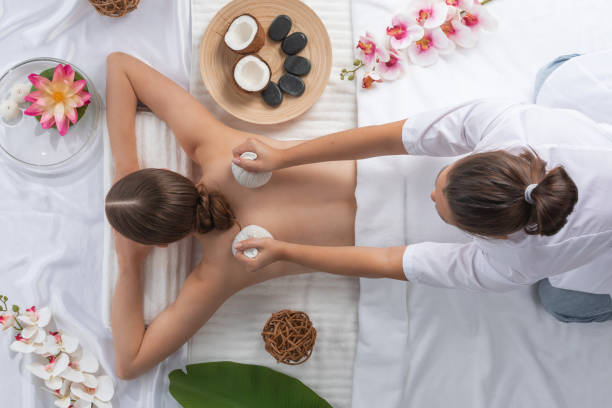 mulher em massagem tailandesa de spa - herbal compress balls - fotografias e filmes do acervo