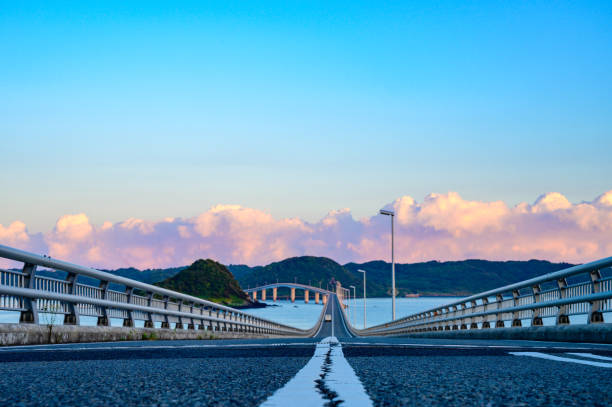 早朝の津ノ島橋と津野島 - 山口 ストックフォトと画像