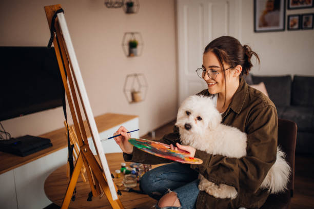 istock Girl painting on canvas 1314345089
