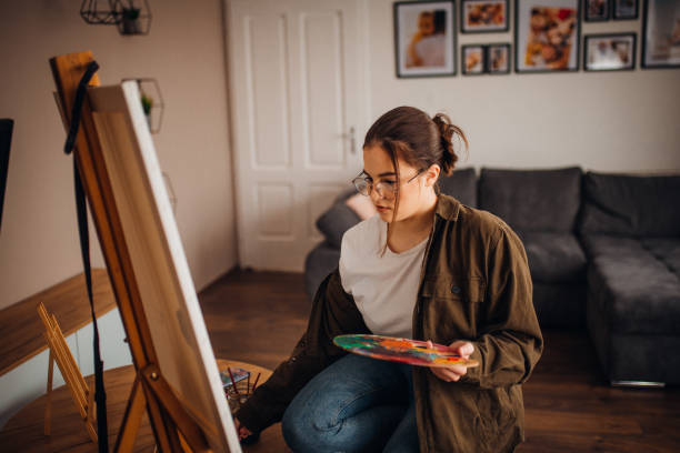 istock Girl painting on canvas 1314345596