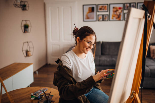 istock Girl painting on canvas 1314345803