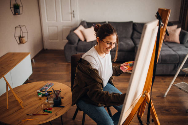 istock Girl painting on canvas 1314345921