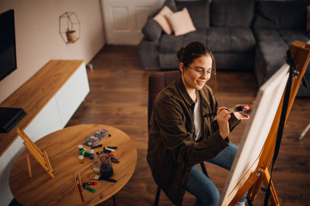 istock Girl painting on canvas 1314346005