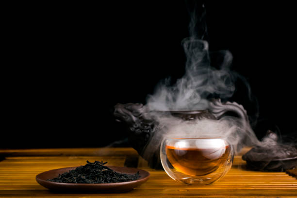 teiera di argilla con tè rosso affumicato lapsang souchong - lapsang souchong tea foto e immagini stock
