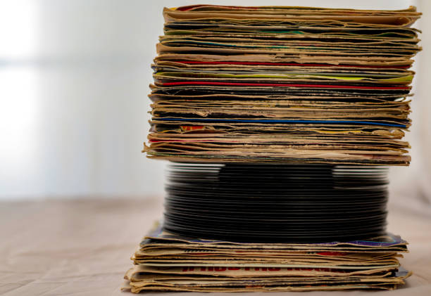 pile of retro vinyl 45 and 33 rpm singles records - 33 rpm imagens e fotografias de stock