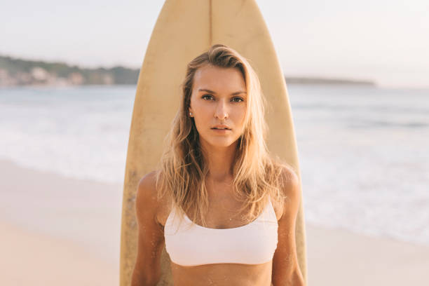 hermosa mujer surfista - bikini surfboard women surfing fotografías e imágenes de stock