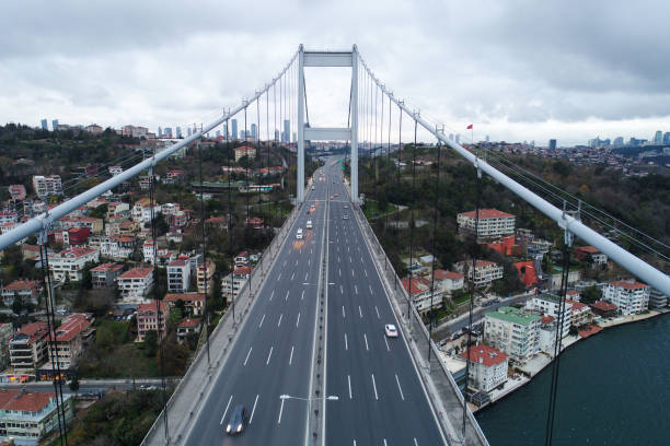 suspensão ponte tráfego de veículo vista aérea - aerial view bosphorus bridge bosphorus bridge - fotografias e filmes do acervo