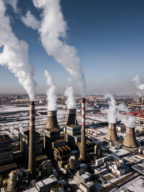 vista aérea de la central eléctrica en invierno - global warming power station smoke stack coal fotografías e imágenes de stock