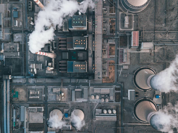 vista aérea de la central eléctrica al atardecer - global warming power station smoke stack coal fotografías e imágenes de stock