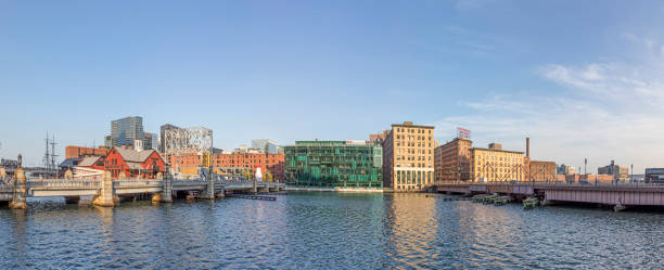 panorama de la ligne d’horizon de boston avec le bateau et le musée de partie de thé de boston, le secteur ancien de quai et les bâtiments modernes - fort point historic site photos et images de collection