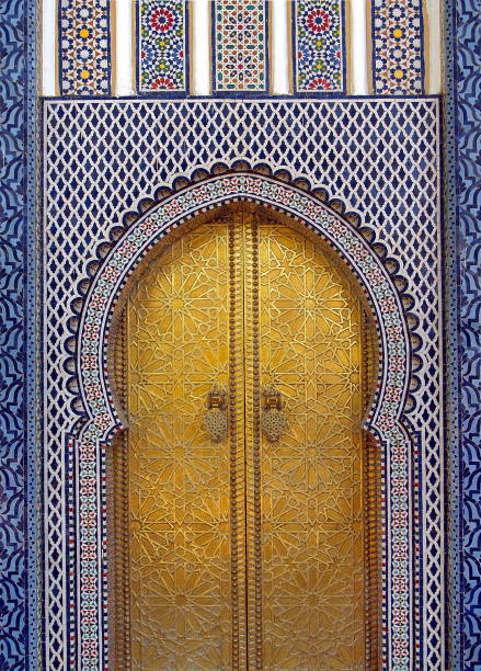 типичная дверь арабской восточной архитектуры, фес, марокко - gate handle door traditional culture стоковые фото и изображения