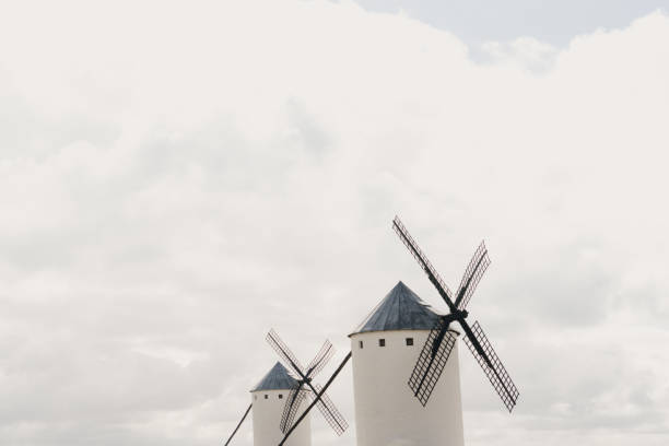 澄んだ空に対するフィールド上の伝統的な風車。 - カスティーリャラマンチャ ストックフォトと画像