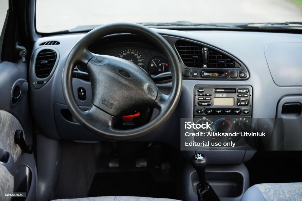  Ford Fiesta Five negro estacionado en un estacionamiento forestal Interior del automóvil e imagen del tablero disponible