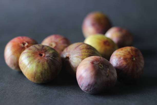 reife und saftige frische feige. - dried fig brown color image dried food stock-fotos und bilder