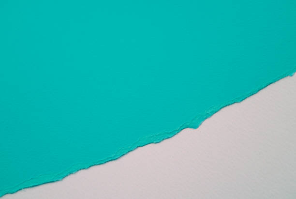 helles meer grün oder java blau farbe gerissen papier und neutralgrau. zweifarbige farbtextur abstrakter hintergrund. - twotone stock-fotos und bilder