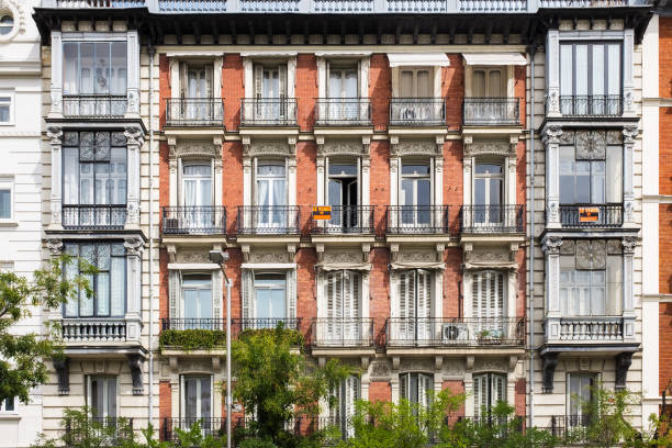 finestre e balconi tipici in una casa a madrid - plattenbau homes architectural detail architecture and buildings foto e immagini stock