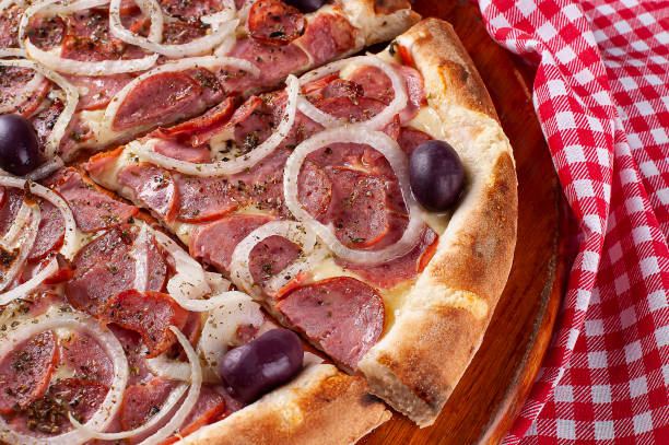 brazilian style pizza with mozzarella cheese, pepperoni sausage and onion. top view - italian cuisine minced meat tomato herb imagens e fotografias de stock