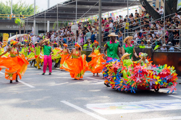 bailarines vestidos de colores en el desfile de la feria de cali. - valle del cauca fotografías e imágenes de stock