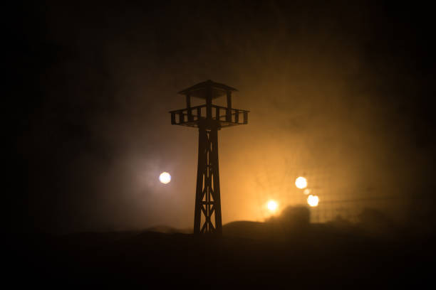 decoração criativa de arte. silhueta da torre de vigilância do exército à noite. foco seletivo - outpost - fotografias e filmes do acervo