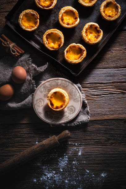 pasteles belem o pasteis de belem, receta tradicional portuguesa pastel de nata custard tarts - tart dessert tray bakery fotografías e imágenes de stock