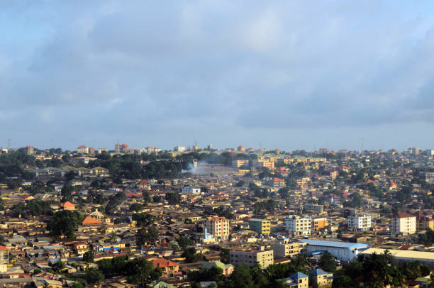 conakry - la vaste ville depuis les airs, guinée - guinée photos et images de collection