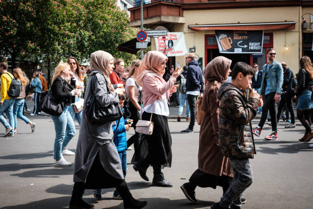 muitas pessoas em rua lotada no dia do trabalho em berlim, kreuzberg - headscarf islam senior adult east - fotografias e filmes do acervo