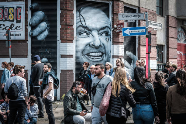 многие люди на переполненной улице празднуют день труда в берлине, kreuzebreg - berlin kreuzberg фотографии стоковые фото и изображения