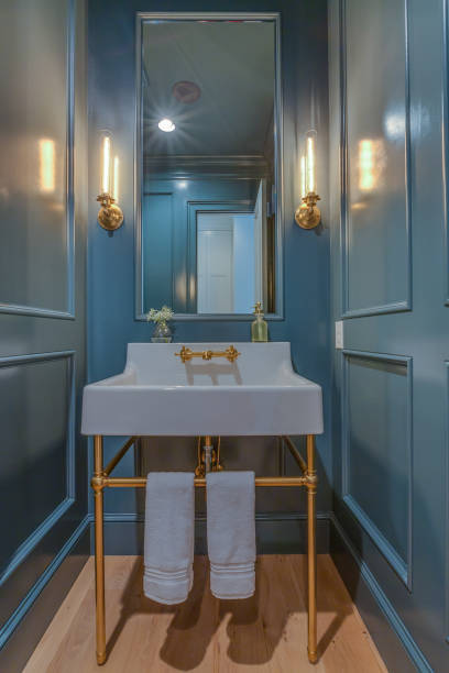 sala polveri con un lavandino pedastale unico - sink bathroom pedestal tile foto e immagini stock