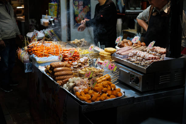 chinesischer streetfood-markt in hongkong - supermarket fast food fast food restaurant people stock-fotos und bilder