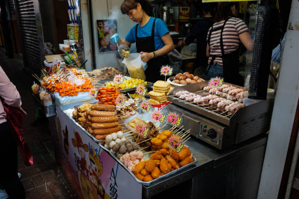 mercado chinês de comida de rua em hong kong - supermarket fast food fast food restaurant people - fotografias e filmes do acervo