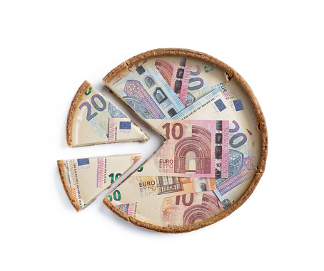 Concepto de pastel monetario que muestra las partidas presupuestarias como piezas del conjunto photo