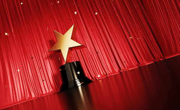 confete de cor dourada caindo sobre um prêmio em forma de estrela dourada sentado diante da cortina do palco vermelho - star shape confetti red nobody - fotografias e filmes do acervo