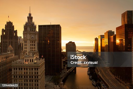 istock Sunrise in Chicago 1314406423