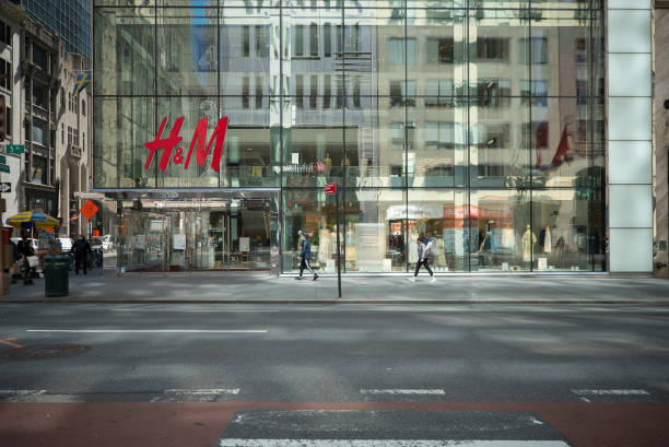 New York during the COVID-19 emergency. Manhattan, New York. April 23, 2021. H&M store on fifth avenue in Midtown. h and m stock pictures, royalty-free photos & images