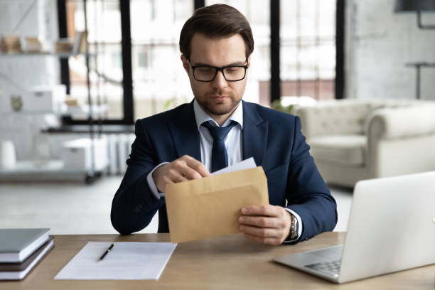 istock Caucasian bsuienssman consider paper letter from envelope 1314422913