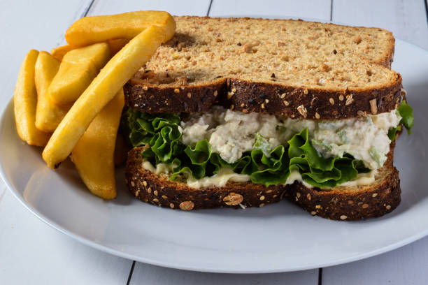 sándwich de pollo con una guarnición de papas fritas - sandwich salad chicken chicken salad fotografías e imágenes de stock