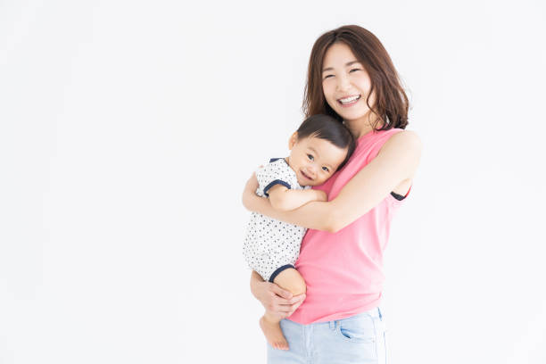 mãe asiática e bebê - asian ethnicity baby mother family - fotografias e filmes do acervo